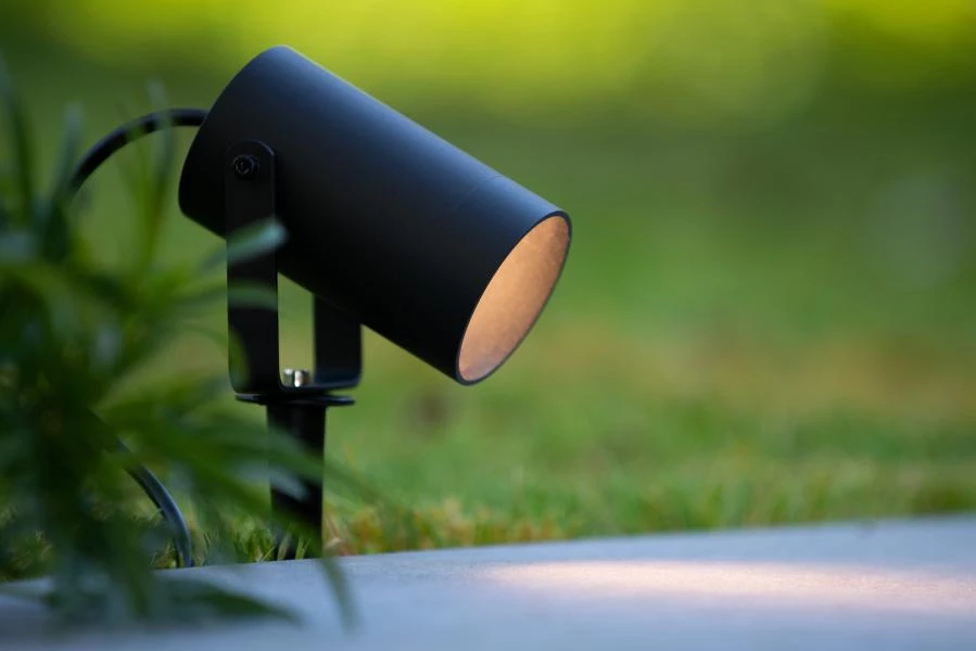 Lucide TAYLOR - Gartenstrahler - Ø 10 cm - 1xGU10 - IP65 - Schwarz - Atmosphäre 1